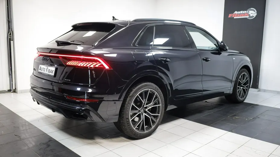 AUDI Q8 -