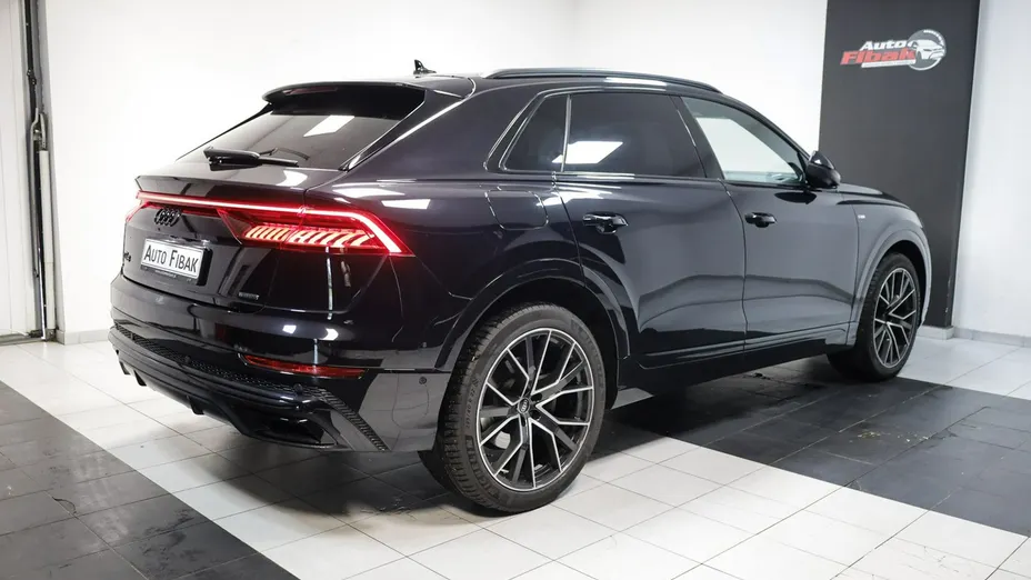 AUDI Q8 -