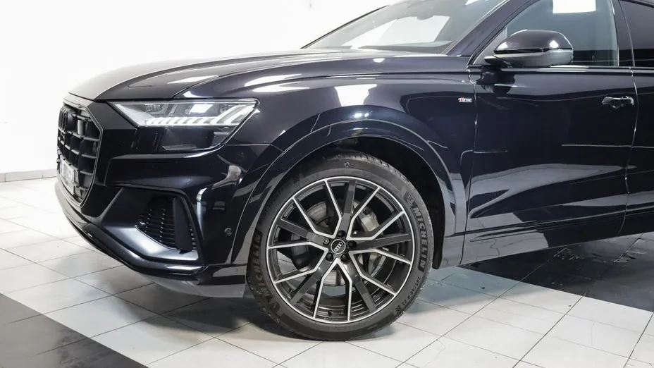 AUDI Q8 -
