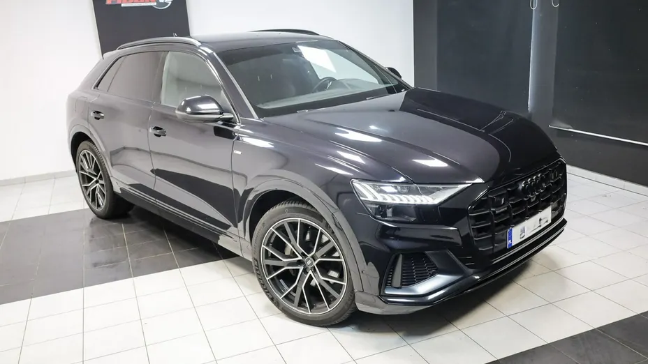 AUDI Q8 -
