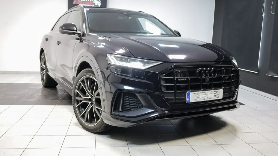AUDI Q8 -