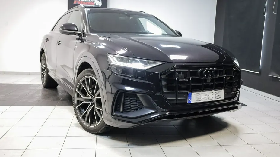 AUDI Q8 -