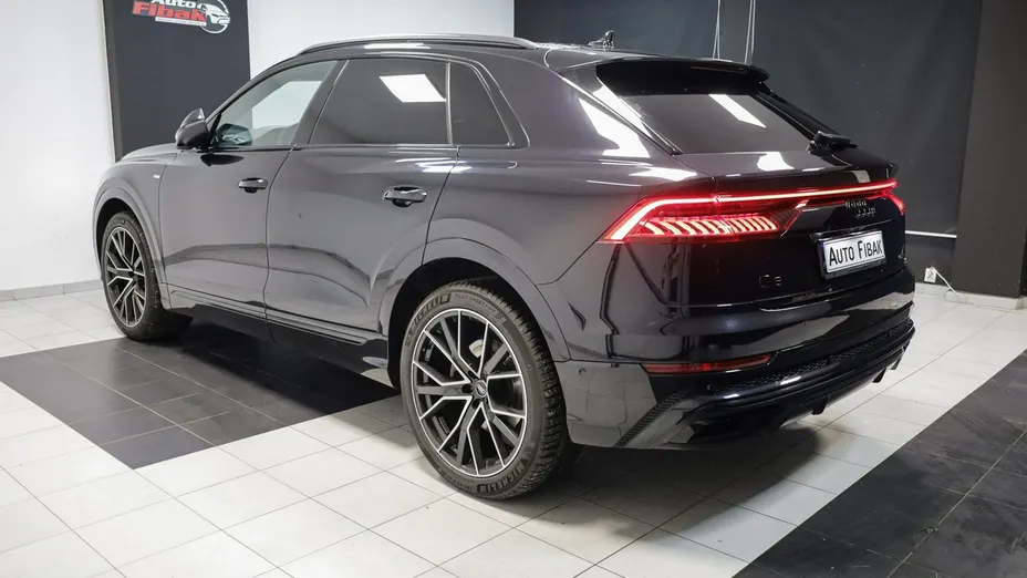 AUDI Q8 -