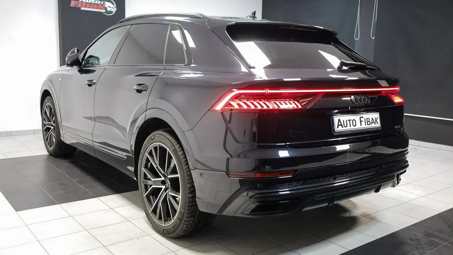 AUDI Q8 -