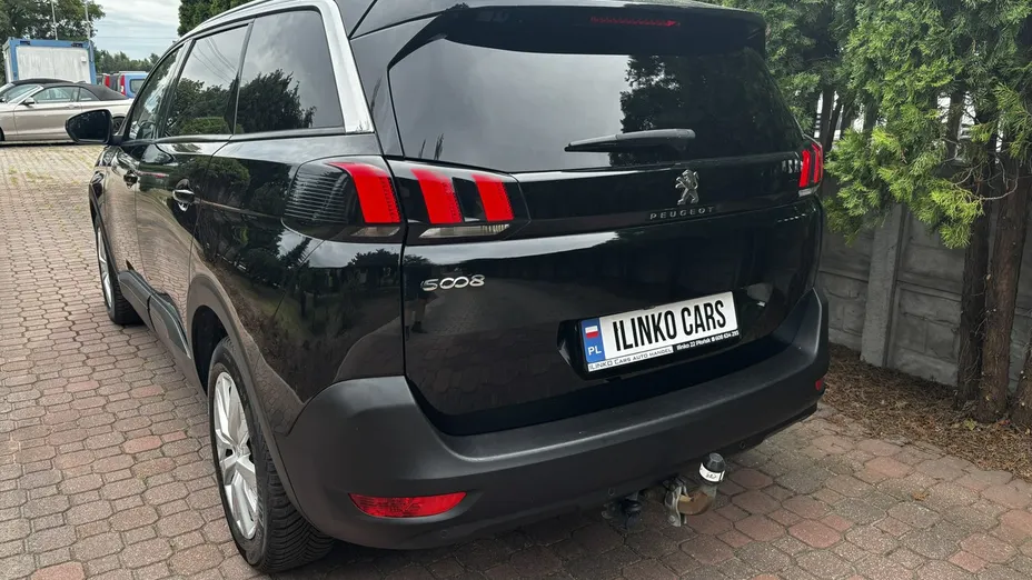 PEUGEOT 5008 -