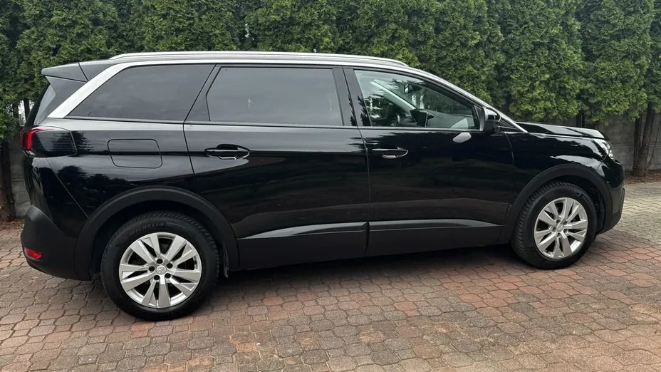 PEUGEOT 5008 -