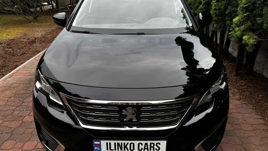 PEUGEOT 5008 -