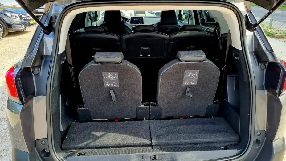 PEUGEOT 5008 -