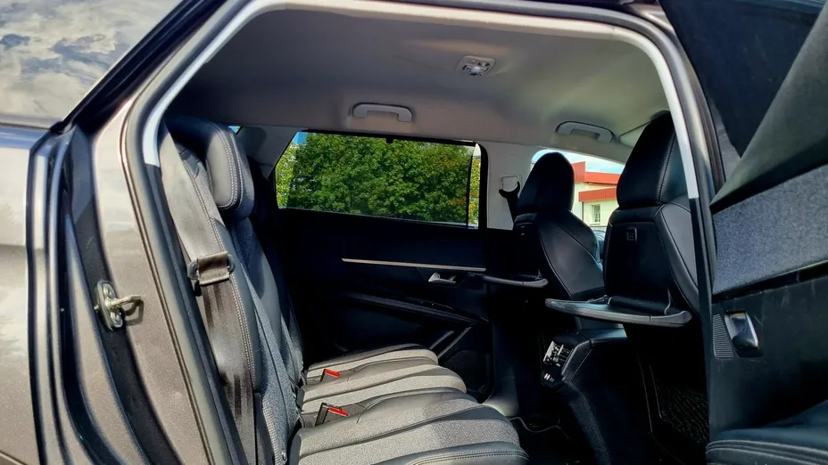 PEUGEOT 5008 -