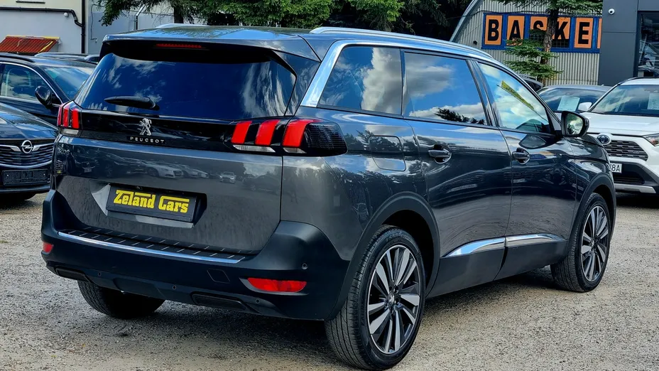 PEUGEOT 5008 -