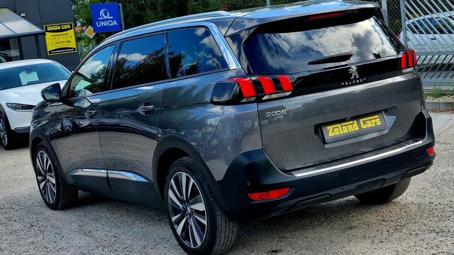 PEUGEOT 5008 -