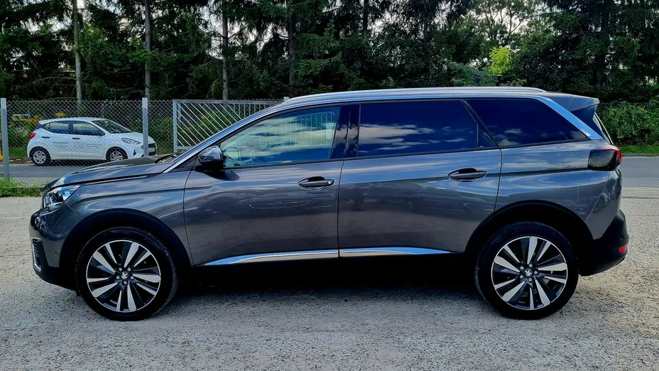 PEUGEOT 5008 -