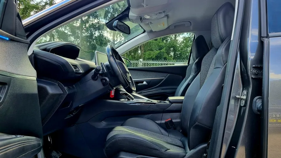 PEUGEOT 5008 -