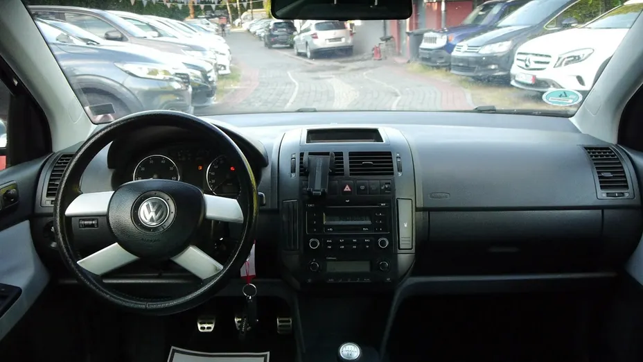 VOLKSWAGEN Polo -