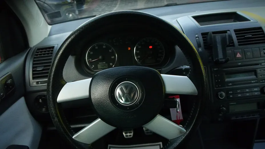 VOLKSWAGEN Polo -