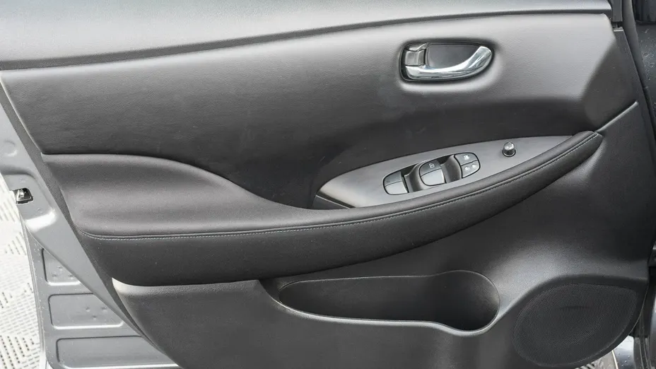 NISSAN Leaf -