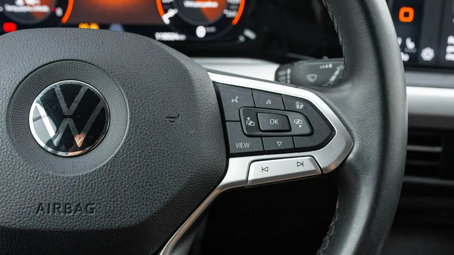 VOLKSWAGEN Golf -