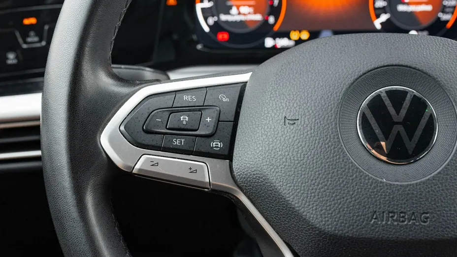 VOLKSWAGEN Golf -