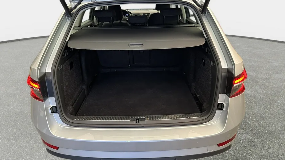 SKODA Superb -