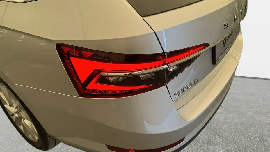 SKODA Superb -