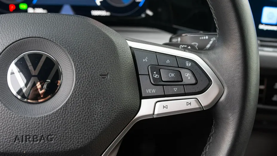 VOLKSWAGEN Golf -