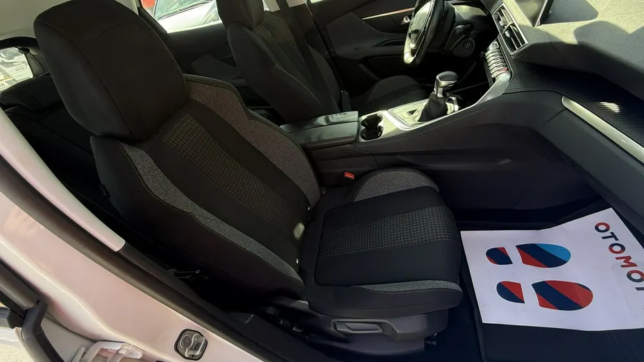 PEUGEOT 3008 -