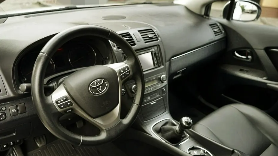 TOYOTA Avensis -