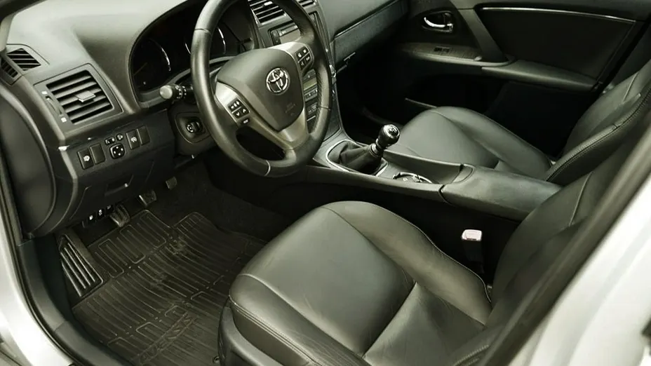 TOYOTA Avensis -