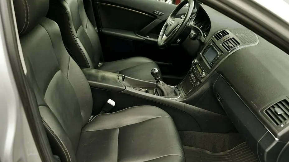 TOYOTA Avensis -