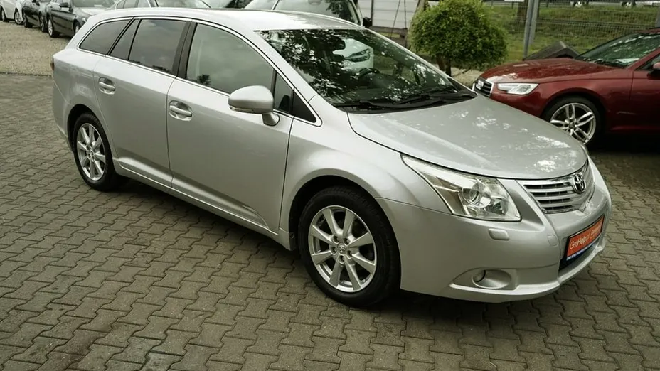 TOYOTA Avensis -