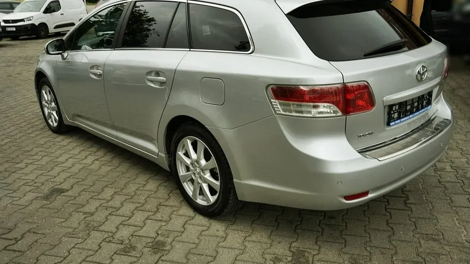 TOYOTA Avensis -