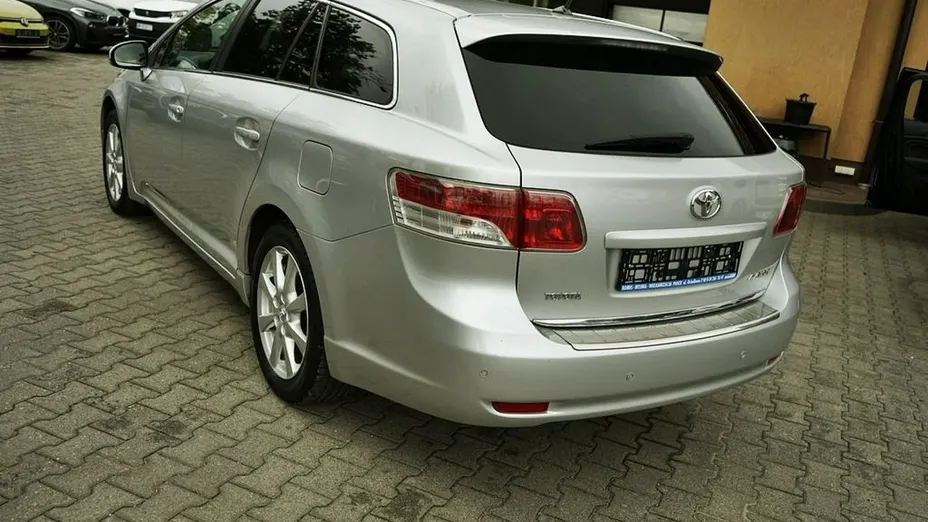 TOYOTA Avensis -