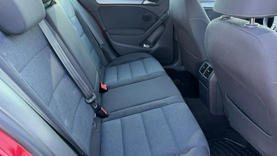 VOLKSWAGEN Golf -
