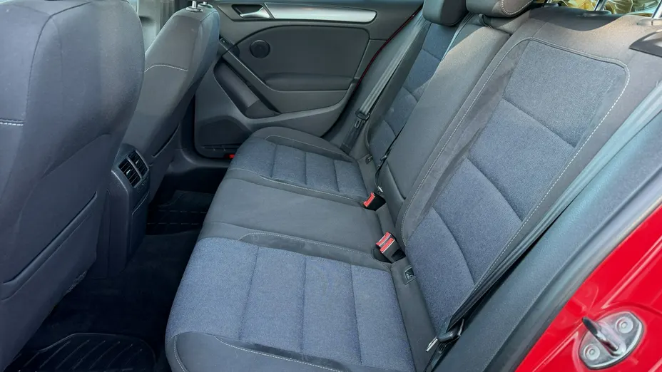 VOLKSWAGEN Golf -