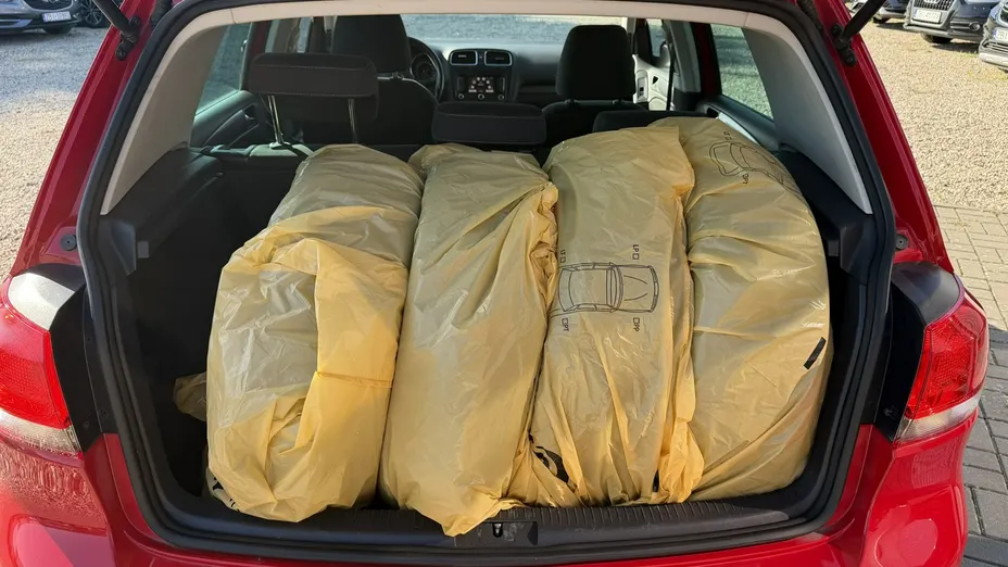 VOLKSWAGEN Golf -