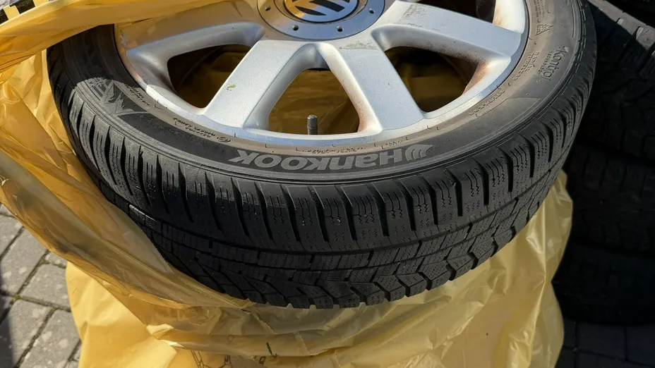 VOLKSWAGEN Golf -