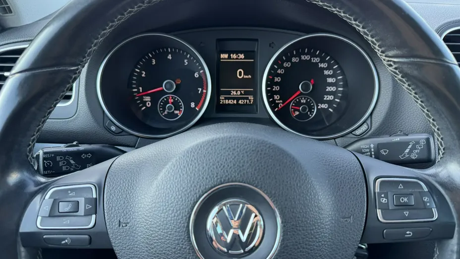 VOLKSWAGEN Golf -