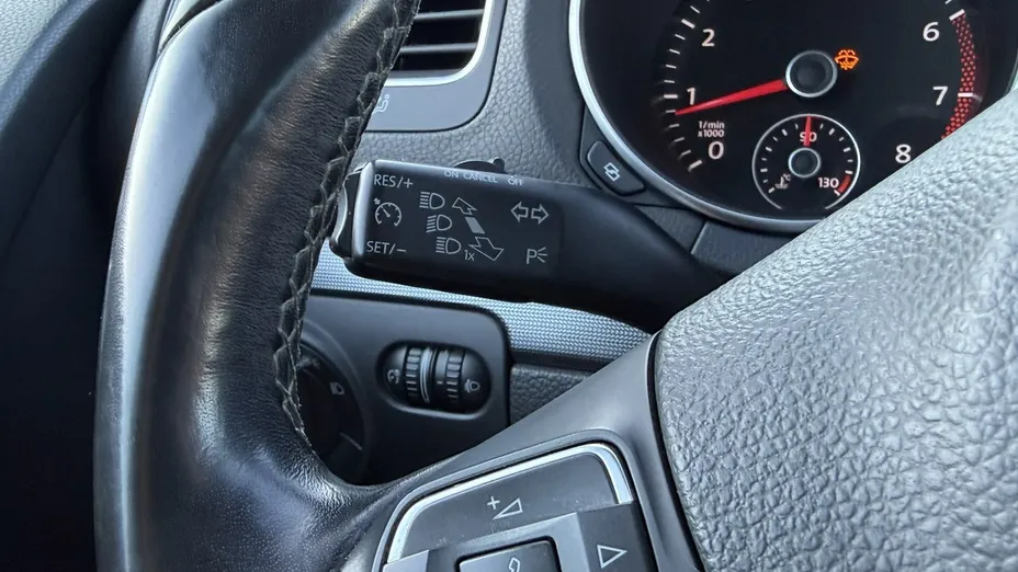 VOLKSWAGEN Golf -