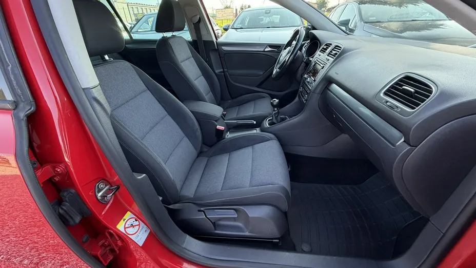 VOLKSWAGEN Golf -