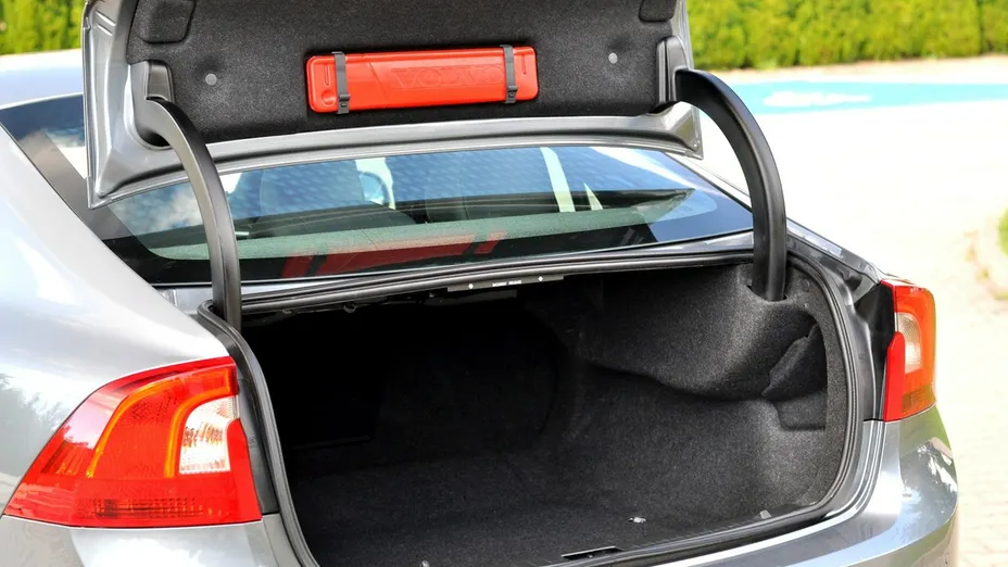VOLVO S60 -