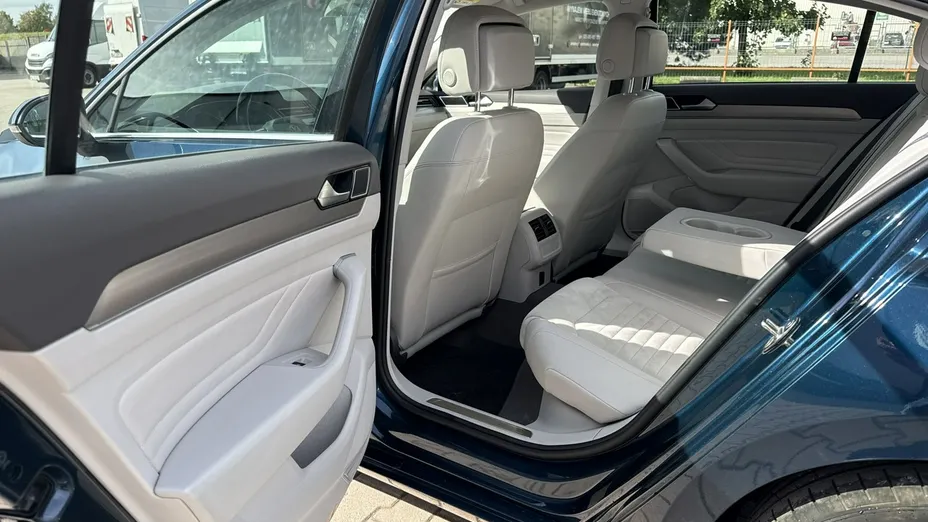 VOLKSWAGEN Passat -
