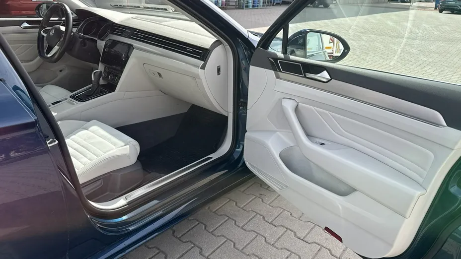 VOLKSWAGEN Passat -