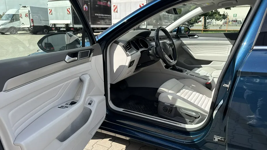 VOLKSWAGEN Passat -