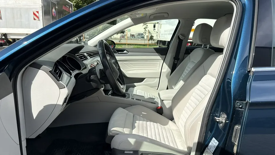 VOLKSWAGEN Passat -