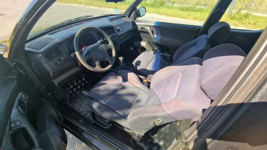 VOLKSWAGEN Golf -