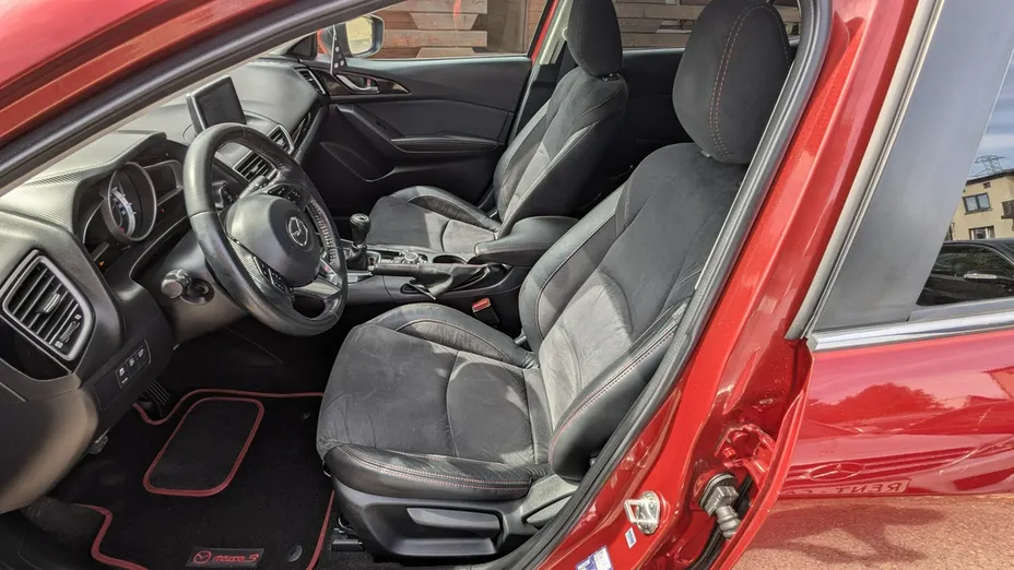 MAZDA 3 -