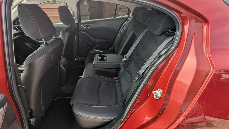 MAZDA 3 -