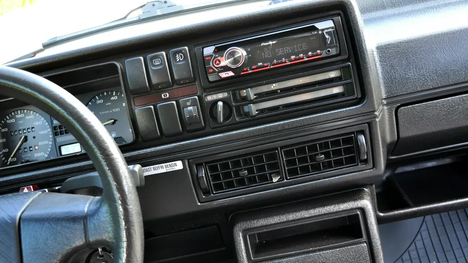 VOLKSWAGEN Golf -