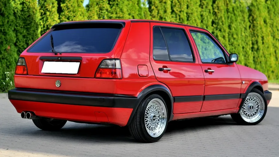 VOLKSWAGEN Golf -