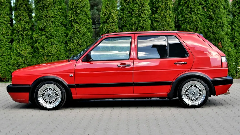 VOLKSWAGEN Golf -
